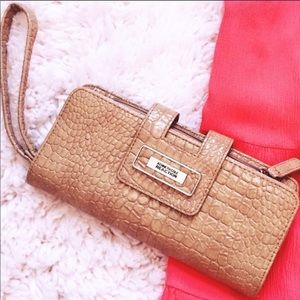 🎉HP🎉LIKE NEW Kenneth Cole Reaction Wallet Wristlet